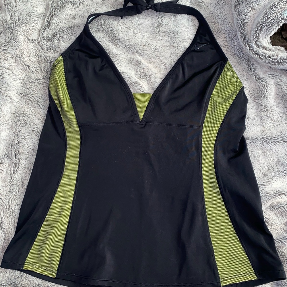 NIKE women’s active top
